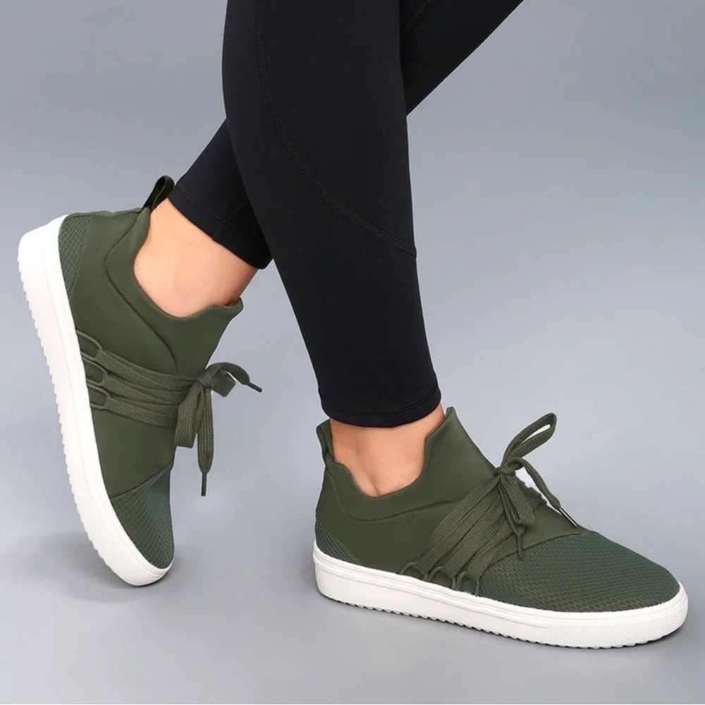Steve Madden lancer sneakers. Slip on with laces. Size woman’s 7.5.
